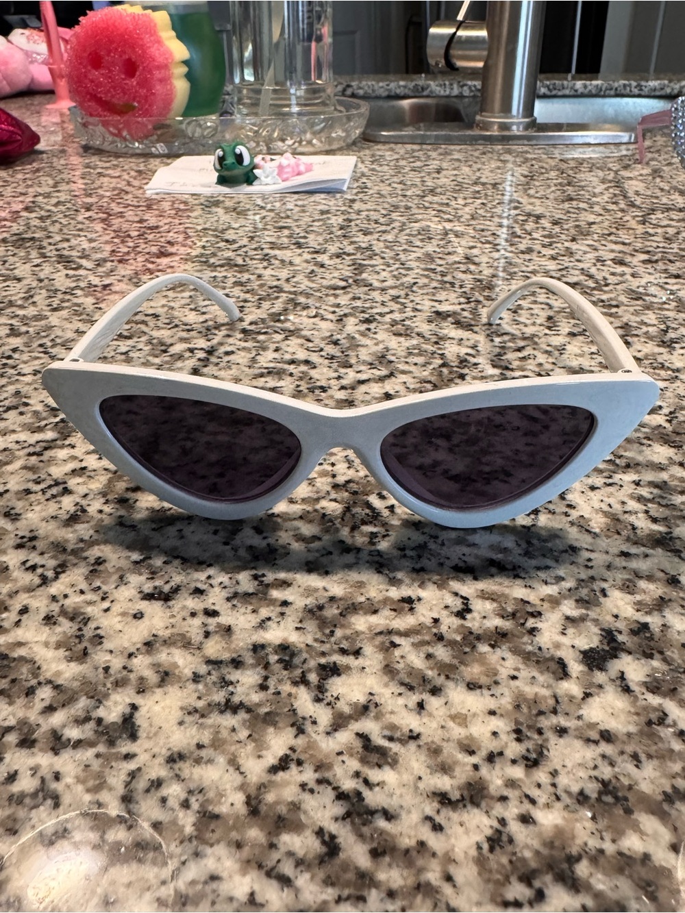White Cat-Eye Sunglasses for Women - Sleek Retro Style